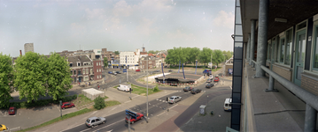 843574 Overzicht van de Nieuwekade en de Weerdsingel W.Z. te Utrecht, vanaf het pand Nieuwekade 107-151, met centraal ...